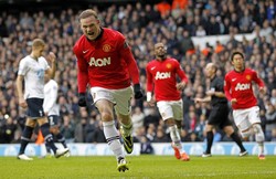 Wayne Rooney merayakan gol yang dibuatnya. Dalam pertandingan ini Rooney dua kali membobol gawang Spurs, salah satunya lewat titik putih. AFP/Ian Kington.