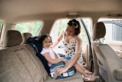 Ini Caranya Membiasakan Anak Duduk di Car Seat