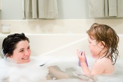 Saat Anak Punya Kebiasaan Mandi Bersama Orang Tua, Kapan Harus Dihentikan?