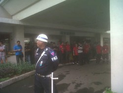 Rekonstruksi Holy, Petugas Atur Warga Kalibata City Lewat Pengeras Suara