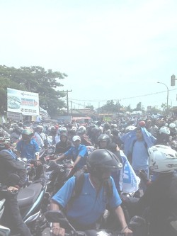 Ribuan Buruh Tembus Kawat Berduri di Kantor Bupati Serang