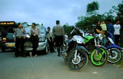  Tak Cuma Duit, Perempuan Pun Jadi Taruhan Balapan Liar