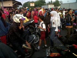 Ribuan Buruh Memaksa Lewat Tol Ciujung Serang, Polisi Menghadang