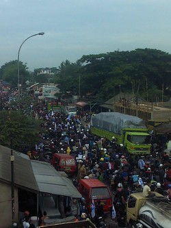 Buruh Banten Demo Blokir Jalan, Pelajar Terpaksa Jalan Kaki ke Sekolah