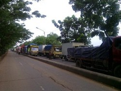 Akibat Jalan Diblokir Buruh, Kaum Buruh yang Ini Merasa Rugi