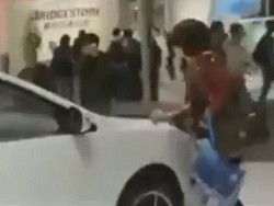 Minta Suami Belikan Mobil, Wanita Ini Mengamuk di Pameran 