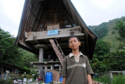 Unik! Perpustakaan Berbentuk Rumah Adat di Samosir