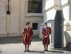 Tentara Ganteng Berseragam Unik di Vatikan