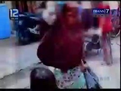 Suami Tak Pulang-pulang, Istri Mengamuk di Jalan