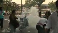 Pendemo Duduki Halaman Kantor Perdana Menteri Yingluck