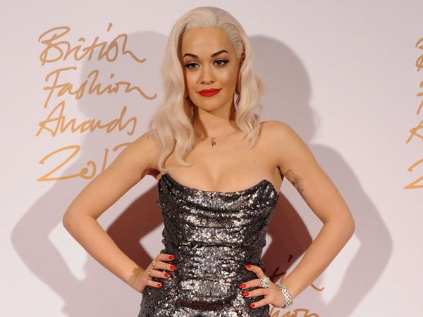 Rita Ora Tampil Glamor di British Fashion Awards