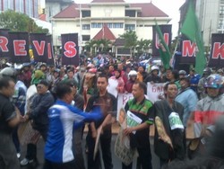 Tuntut Revisi UMK, Buruh Jateng Main Kuda Lumping Bergambar Ganjar
