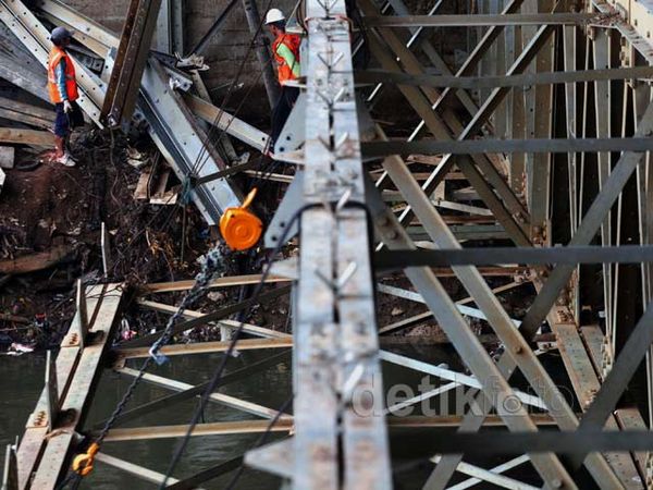 Jalan Besi di  Bawah Flyover Kalibata Dibongkar