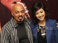 James Ingram & Sherina Duet di Konser Julio Iglesias