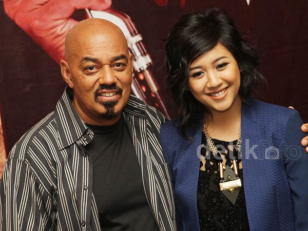 James Ingram & Sherina Duet di Konser Julio Iglesias James Ingram & Sherina Duet di Konser Julio Iglesias