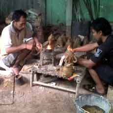 Dolar Naik, Omzet Pengrajin Patung Cor di Trowulan Tinggi