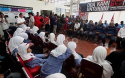 Andik Vermansyah cs pun dilepas oleh PSSI bersama dengan doa anak yatim bertempat di kantor PSSI, Senayan, Jakarta, Selasa (03/12).