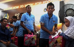 Andik Vermansyah memberikan santunan kepada anak yatim di kantor PSSI Senayan, Jakarta.