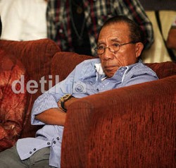 Sempat Absen, Max Sopacua Penuhi Panggilan KPK Jadi Saksi Anas