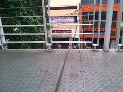 Awas! Ada Kabel Listrik Melintang di Jembatan Busway Pasar Jatinegara