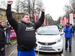 Ini Dia Orang Terkuat di Dunia, Sanggup Tarik 12 Mobil