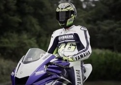 Valentino Rossi Tunggangi Yamaha R25