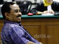 Luthfi Hasan Bacakan Nota Pembelaan