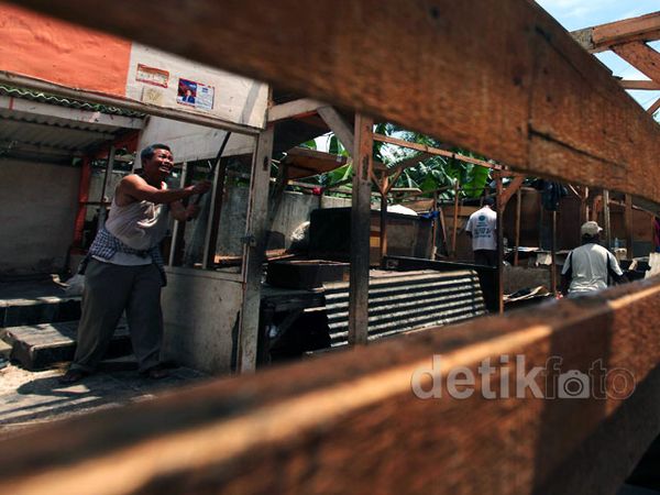 Ratusan Kios di Pasar Petamburan Dibongkar