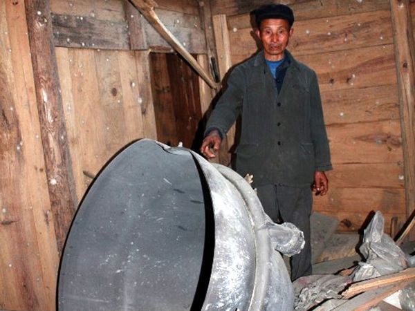 Puing-puing Roket China Timpa Rumah Warga