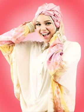 Dewi Sandra dan Kisah Keputusannya untuk Berhijab