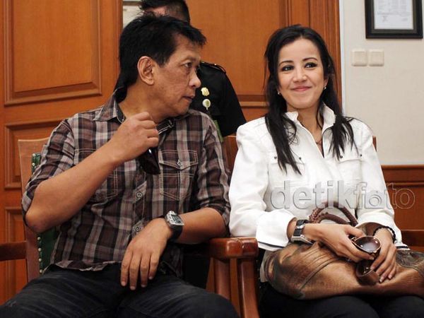 Andi Soraya Tersenyum di Sidang Cerai