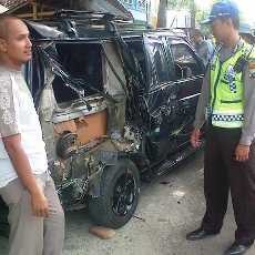 Sopir Mengantuk, Truk Seruduk Dua Mobil Parkir