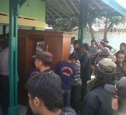 Jerit Tangis Warnai Eksekusi Paksa Rumah Pengusaha Sepatu di Cibaduyut