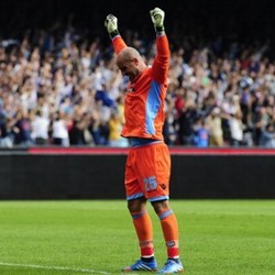 Reina Super Bahagia di Napoli