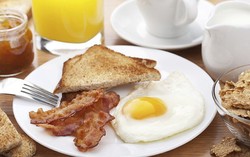 Sarapan Berprotein Tinggi Bisa Pulihkan Rasa Pusing Karena Konsumsi Alkohol