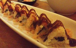 Hachi Hachi Bistro: Di Sini Ada Sushi Pizza dan Sushi Segitiga!