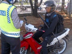 Polda: Polisi Bersenjata Laras Panjang Penerobos Busway akan Ditilang