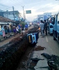  Angkot Terperosok Galian Pipa Air di Serpong