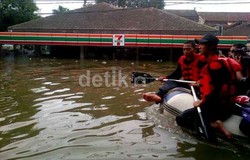  Anggota Brimob Merakit Perahu Anti Bocor untuk Antisipasi Banjir