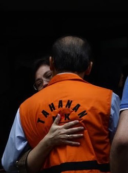  Momen Si Cantik Nadya dan Budi Mulya di Tahanan KPK