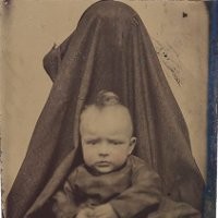 Sosok Ibu Tersembunyi di Foto Balita