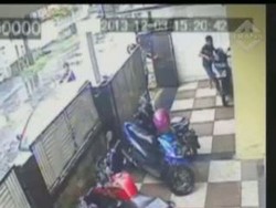 Detik-detik Pencurian Sepeda Motor Terekam CCTV