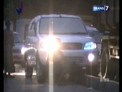 Panik Dihadang Petugas, Mobil Tersangkut Separator Busway