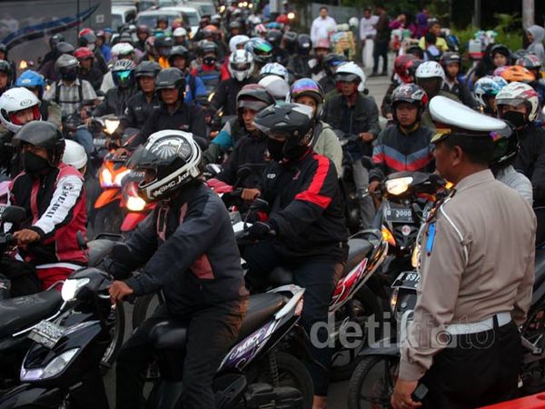 Medan Merdeka Selatan Ditutup, Kendaraan Mengular