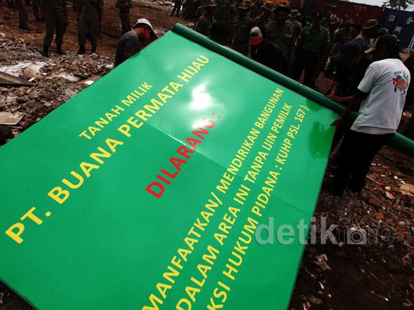 Satpol PP Amankan Papan Nama di Taman BMW