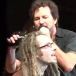 Minta Pearl Jam Mainkan Brain Of J, Fans Rela Dicukur Rambut
