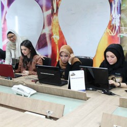 Serunya Live Chat Bareng Penulis dan Bintang 99 Cahaya di Langit Eropa