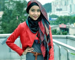 Hijab Style: Busana Serba Tumpuk Ala Penyanyi Malaysia Yuna Zarai