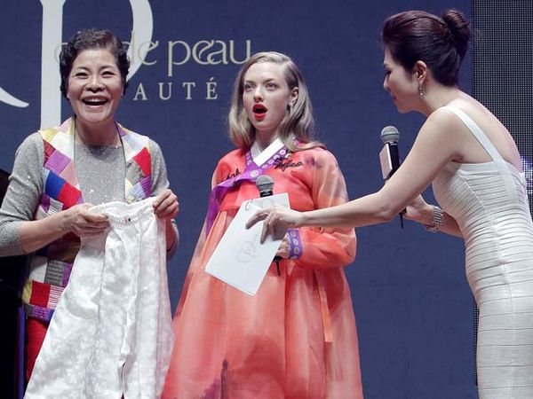 Kunjungi Seoul, Amanda Seyfried Pakai Hanbok