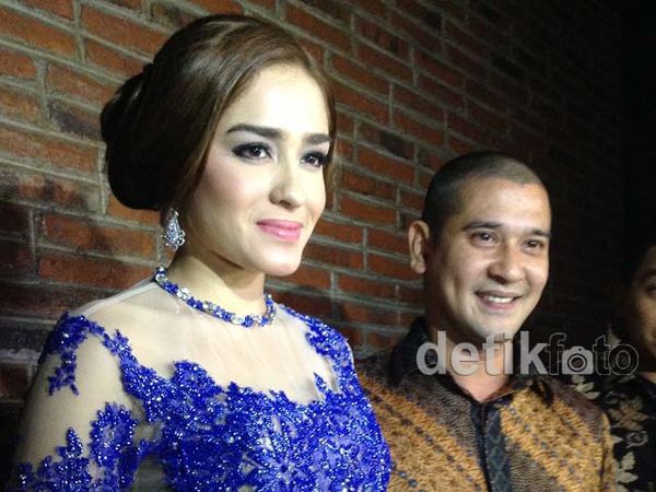 Wajah Bahagia Yasmine Wildblood dan Abi Yapto Usai Lamaran